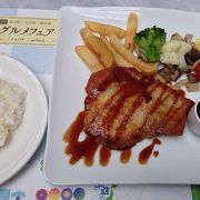 ホテルの中の洋食レストラン