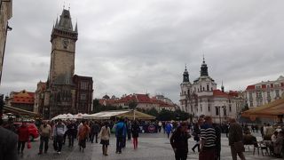 大勢のパフォーマー