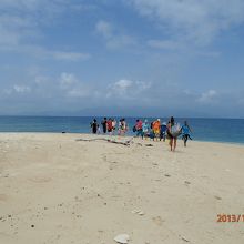 小型のボートで上陸