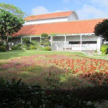 中庭は美しい花で飾られていました