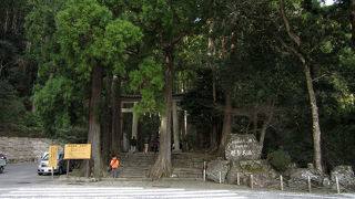 那智大滝をご神体とする神社。