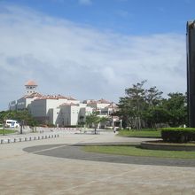 左奥が「沖縄県平和祈念資料館」です
