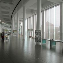 平和学習に用いられるからでしょう、ロビーは広くとられています