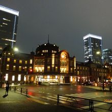 東京駅の夜景は歴史を感じるレトロ調の彩を見せます。