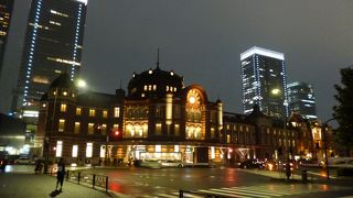 東京駅とその周辺を紹介します。