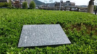 気品のある京都の扇子を持っています