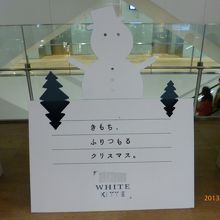 KITTEの各フロアで演出しているクリスマスのディスプレィ