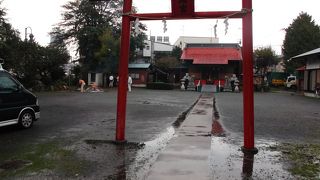 明るい広場的空間に佇む神社・・大和駅近です