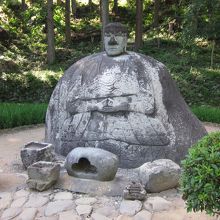 思わず微笑みたくなる石仏です