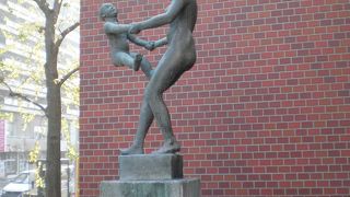 「手をつなぐ」の母子像がある