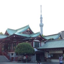 本殿とスカイツリー
