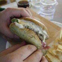 園内のカフェにて。ハーブの練りこまれたハンバーガー