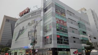 食べ物屋さんが多いかも…。