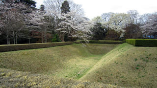 空堀が復元されている。