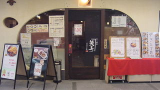 独特のオムライスを食べられる