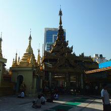 街の中心部に位置するため、背景には高層ビルが写ります。