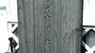 吉良上野介の人形など、忠臣蔵に縁のある品が並びます。