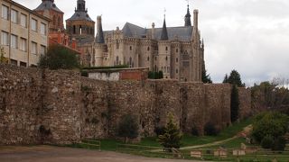 大聖堂付近にはローマ時代よりの城壁が残っている