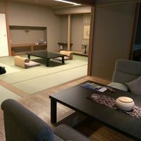 和室は、昔風。姿見が壁にくっついている。