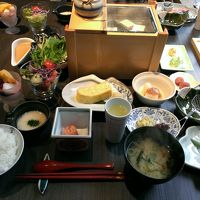 朝食。ここに置いてあるものが全て。追加されることはなかった。