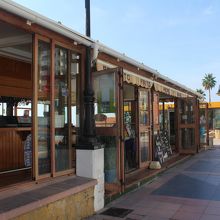 海鮮レストランや“チリンギート”（スペインの屋台）が並び