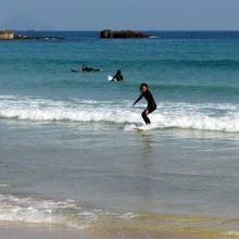 ビーチではサーファー 
