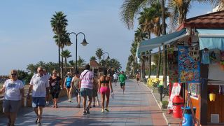 真っ青な空に、青い海、海岸沿いの遊歩道には“チリンギート”（スペインの屋台）が並び、ゆったりリゾート出来ます