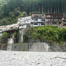 裏の川辺からみた宿