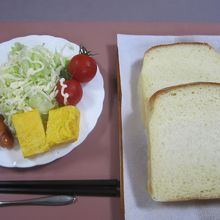 1日目朝食の一部。3年前（2010年）の訪問者と全く同じ