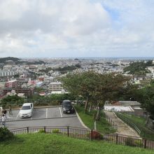 展望台から海を眺めます