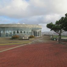 慰霊塔右手には、資料館に続くビジターセンター入口があります