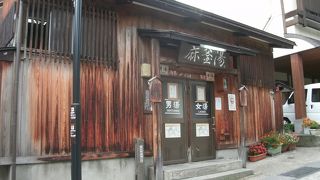 木造のこぢんまりとした建物