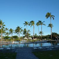 朝食会場からプールとビーチの景色を望む