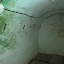 「幕僚室」…壁面には手榴弾での自決の跡が生々しく残っています