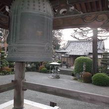 市重要文化財の鐘、向う本堂。
