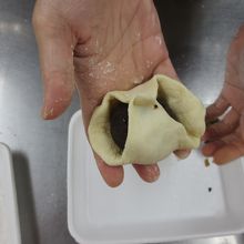 生地に、具を包み込むようにして