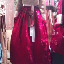 ショップの店頭にチマチョゴリ