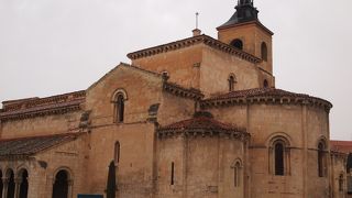 城砦の麓にあるロマネスク様式の教会