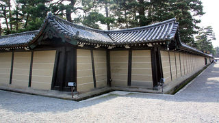 御所の北東角は見ておきたい。