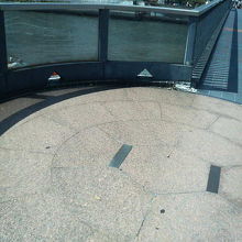 踊り場が土俵のようなデザインです。