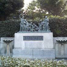 手を合わせたくなる子供たちの姿です。