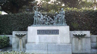 震災で命を落とした子供たちを弔う群像