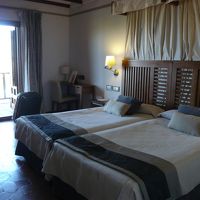 ベッドも広々、快適