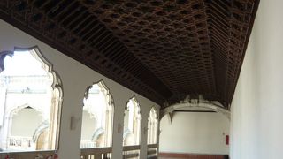 回廊に趣のある教会