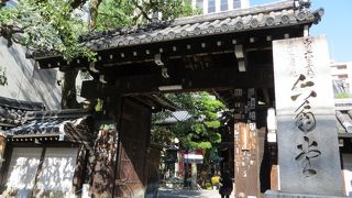 地元の人たちに愛される六角堂。