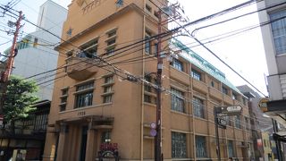 三条通にあるレトロな建物。