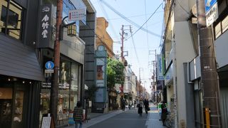 レトロな建物や古いお店がならぶ通り。