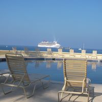 プール越しにハワイ諸島を巡る大型船が見える