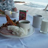 海に隣接するレストランで朝食を