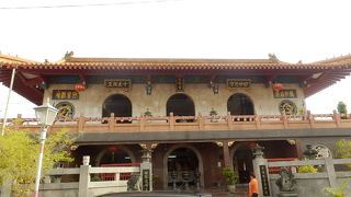 チェン・フー・テン寺院の向かい